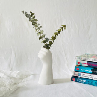 vase main blanc bouquet d'eucalyptus