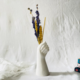 vase main blanc bouquet d'épi de blé jaune et Delphinium bleu