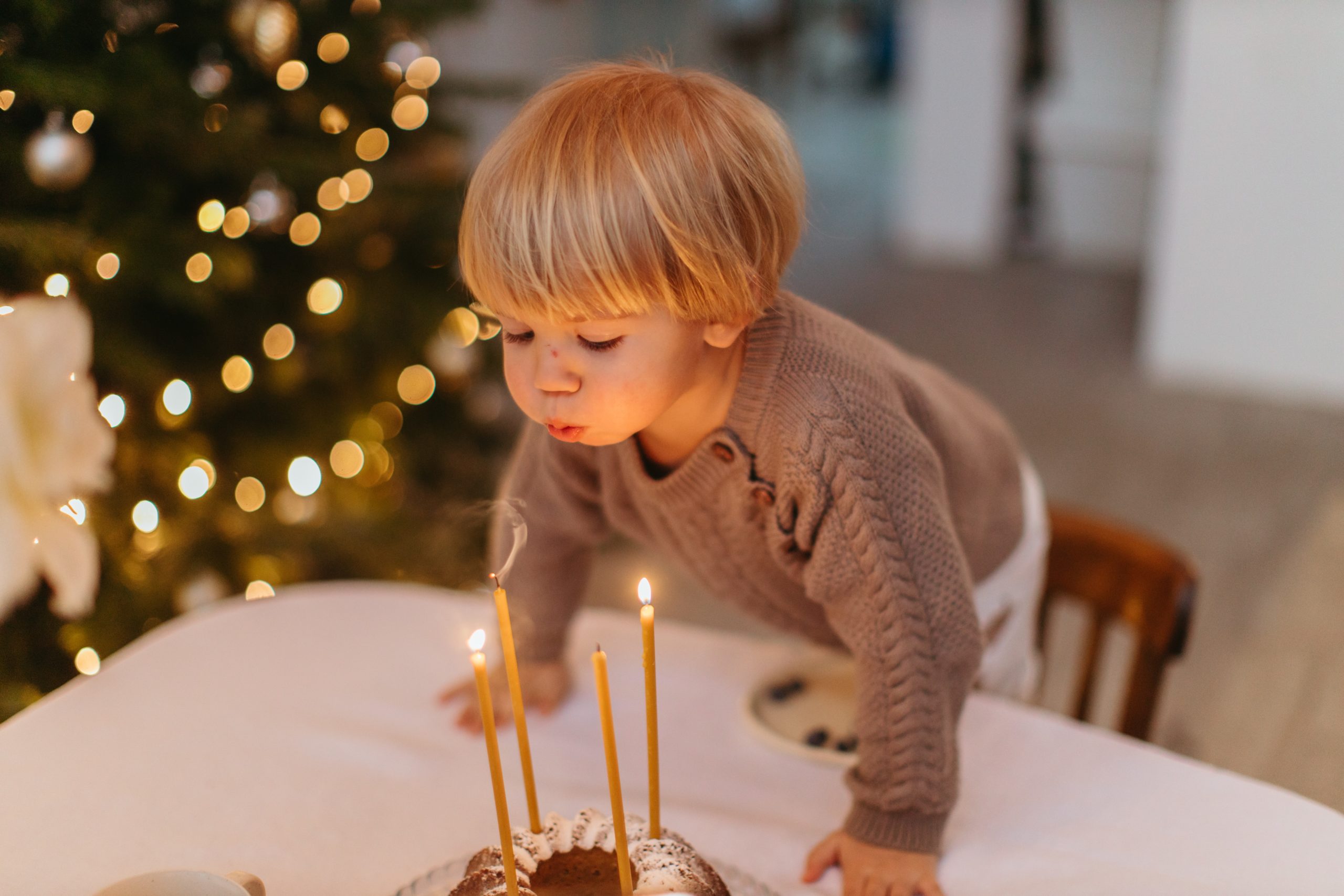 enfant qui souffle ses 4 bougies d'anniversaire