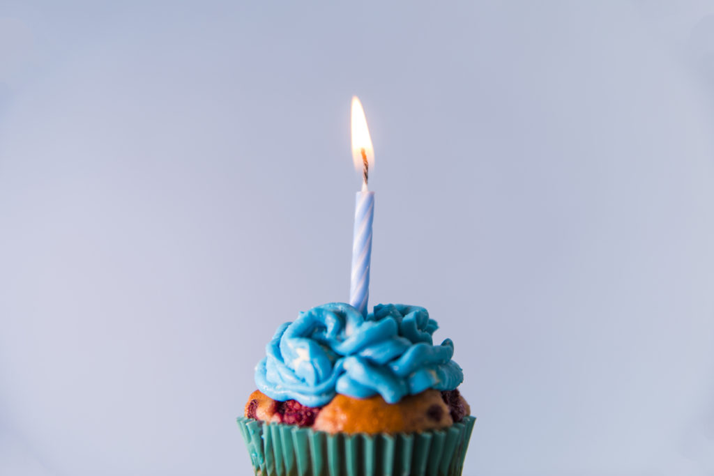 bougie d'anniversaire sur un cupcake bleu