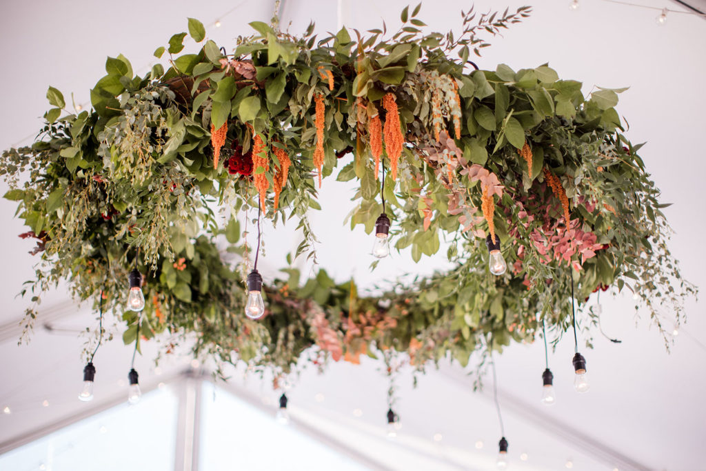 rond décoratif pour plafond avec des feuilles et fleurs séchées