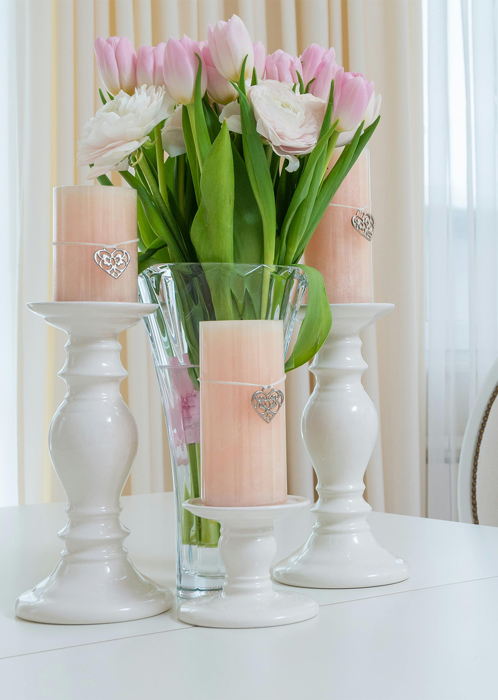 bougie rose cylindre sur bougeoir blanc 